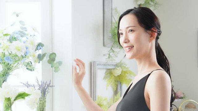 女性、スキンケア、美容、美人、ビューティー、脱毛、保湿、日本人、コスメ、化粧品、エステ、サロン、美肌、美白、ホワイトニング、美顔、若い、ナチュラル、メイク、セルフケア、キャミソール、花、ドレス、デコルテ、首、自然光、UVケア、日焼け止め、美容液、化粧水、乳液、インテリア、パーフェクション、ビューティ、アンチエイジング、エイジングケア、肌ケア、ニキビケア、オトナ、きれいめ、キレイめ、シンプル、清潔感