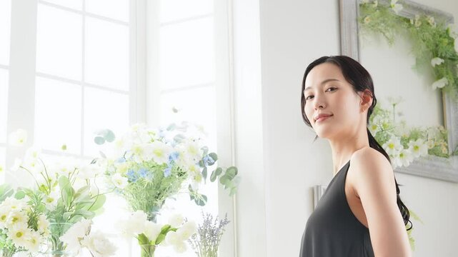 女性、脱毛、花、美容、ビューティー、背中、保湿、日本人、スキンケア、コスメ、化粧品、エステ、サロン、美人、美肌、美白、ホワイトニング、美顔、若い、ナチュラル、メイク、セルフケア、キャミソール、ドレス、自然光、UVケア、日焼け止め、美容液、化粧水、乳液、インテリア、パーフェクション、ビューティ、アンチエイジング、エイジングケア、肌ケア、ニキビケア、きれいめ、キレイめ、シンプル、清潔感、上品、クワイエ