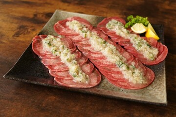 刻みネギとごま油の風味豊かな牛たん塩