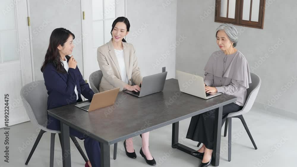 Poster ビジネス、会議、ミーティング、ビジネスウーマン、キャリアウーマン、女性、日本人、チームワーク、仕事、職場、相談、世代、シニア、管理職、上司、部下、経営者、社長、ビジネスパーソン、オフィス、会社、企業、中小企業、グループ、チーム、団結、協力、研修、セミナー、レッスン、講師、教師、アドバイザー、コンサル、カウンセラー、カウンセリング、コミュニケーション、同僚、仲間、人材、スタッフ、指導、教室、会社員、