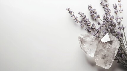 Obraz premium Crystal point and lavender sprig on white background setup