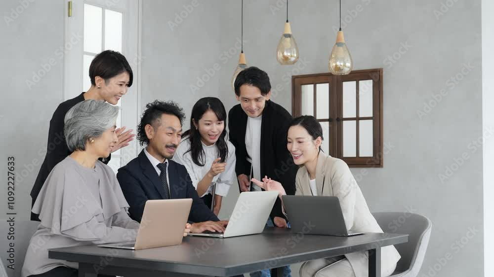 Poster ビジネス、ミーティング、会議、仕事、打ち合わせ、チーム、世代、チームワーク、マネジメント、人材、中小企業、会社、仲間、同僚、ビジネスパーソン、ビジネスマン、ビジネスウーマン、男性、女性、働く、職場、団結、ブリーフィング、ブレインストーミング、ノートパソコン、インターネット、web、オンライン、プロジェクト、計画、リーダーシップ、デジタル、データ、リサーチ、集まる、オフィス、インテリア、グループ、大