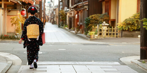 Fototapeta premium Japanese woman dressing with traditional costume in the streets of Kyoto