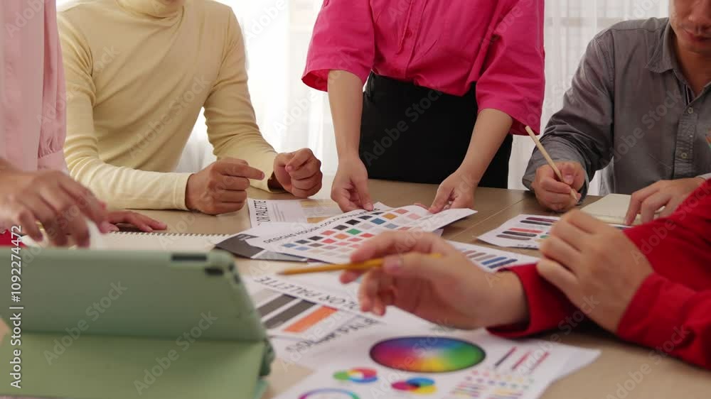 Aufkleber slow motion designer team brainstorming and choosing color for graphic design working or client aski