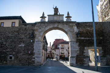 Torres, entradas y muralla de León, España