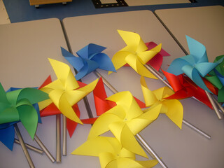 Vários cata vento cor de roda feito em papel, um origami que dá para crianças brincarem ao movimentarem.