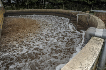 Une petite station d'épuration locale pour une ville de 3000 habitants. Les eaux usées et les eaux de pluie sont récupérées dans un grand bassin avant d'être filtrées. 