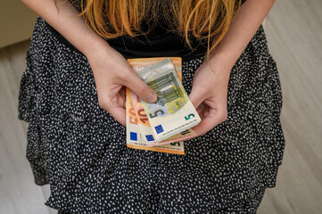 Dziewczyna licząca pensje w euro © Paweł Kacperek