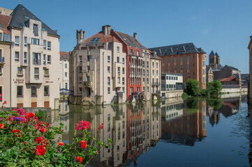 Fototapeta premium vue du centre ville de Metz, au bord de la Moselle à proximité du petit port de plaisance reflet des bâtiment dans l'eau