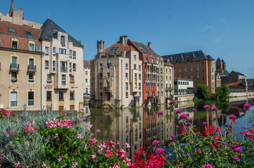 vue du centre ville de Metz, au bord de la Moselle à proximité du petit port de plaisance reflet...