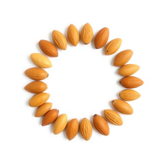 Obraz premium almonds isolated on a white background.