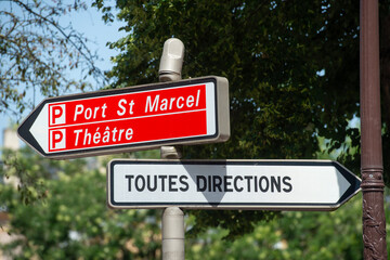 deux panneaux indicateurs à Metz direction du port St Marcel et du Théatre dans un sens et toutes...