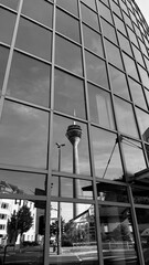 Schwarz Weiß Bild Spiegelung vom Fernsehturm in Düsseldorf bei schönem Wetter © PX2011