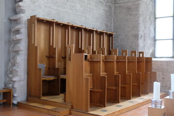 FU 2023-08-03 Hallehin 80 In der Kirche stehen leere Holzbänke