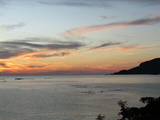 熊本県天草市牛深、日本の夕陽百選に選ばれた魚貫・黒石の美しく、幻想的な東シナ海の夕陽