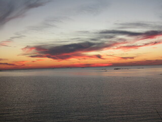 Obraz premium 熊本県天草市牛深、日本の夕陽百選に選ばれた魚貫・黒石の美しく、幻想的な東シナ海の夕陽