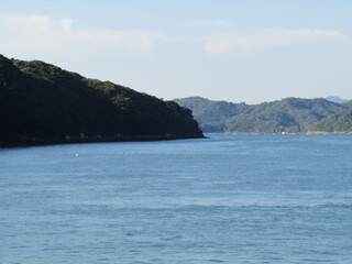 熊本県唯一の離島の町であり、恐竜の島として有名な御所浦島が浮かぶ八代海の美しい風景