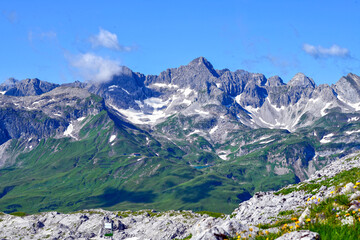 Blick vom Rüfikopf bei Lech auf das Lechquellengebirge in Vorarlberg