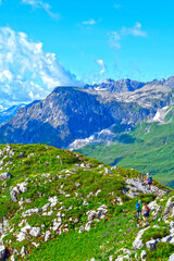 Fototapeta premium Wandergruppe am Rüfikopf im Lechquellengebirge (Vorarlberg, Österreich) 