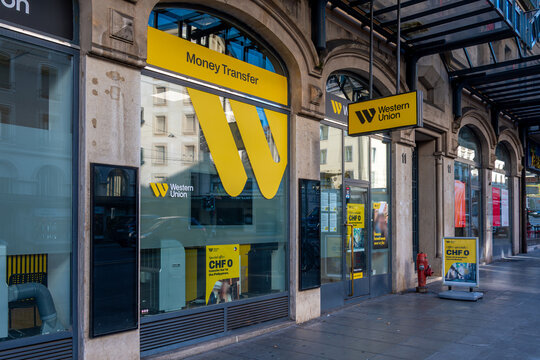 Gen&egrave;ve, Suisse - 15 novembre 2024: Vue ext&eacute;rieure d'une agence appartenant au r&eacute;seau Western Union (WU), compagnie am&eacute;ricaine sp&eacute;cialis&eacute;e dans les transferts d'argent internationaux