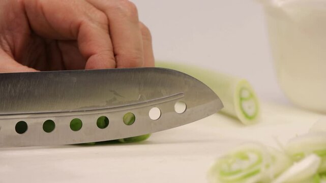 長ネギを切る男性、男性の手　包丁さばき