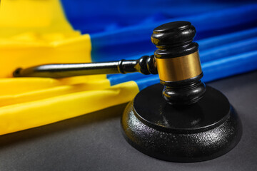 Obraz premium Judge's gavel and flag of Ukraine. Ukrainian justice