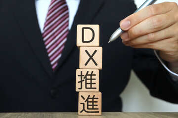 DX推進のイメージ　スーツの男性