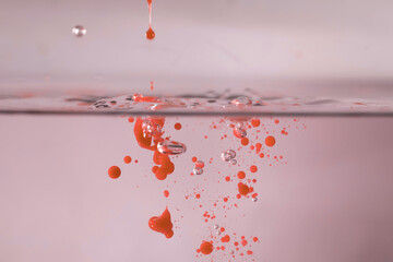 farbe tropfen wasser rot