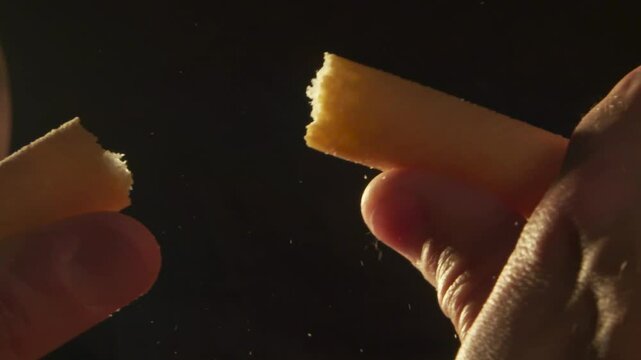 GRISSINO CHE SI SPEZZA IN SLOW MOTION SU FONDO NERO