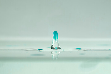 farbe tropfen wasser hellblau blau