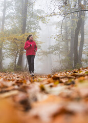 Fototapeta premium Girl runs in the autumn forest