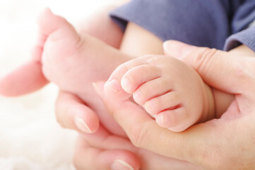 赤ちゃんの小さくてかわいい足