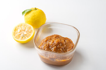 白背景に柚子味噌