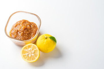 白背景に柚子味噌