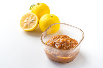 白背景に柚子味噌