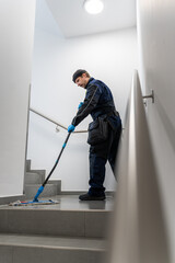 Professionelle Treppenhausreinigung: Gründlich, zuverlässig und nachhaltig für saubere...