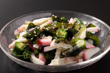 オクラとかまぼこの海藻サラダ