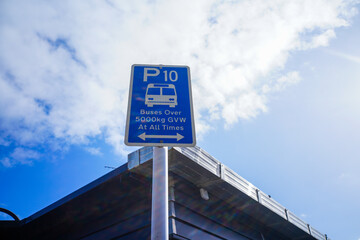 Obraz premium Parking Sign Against Bright Blue Sky