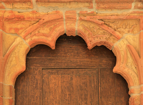 getaria pueblo arco dintel de piedra desgastado en la puerta de entrada a la iglesia pa&iacute;s vasco 4M0A0206-as24