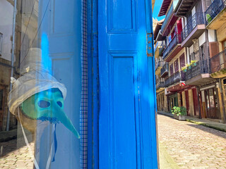 máscara de carnaval detrás de una ventana hondarribia fuenterrabía pueblo  país vasco...