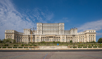 Obraz premium Vista del edificio del Parlamento en el centro urbano de la ciudad de Bucarest, Rumania