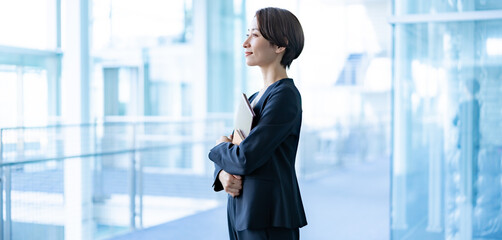 オフィスに立つスーツを着た女性