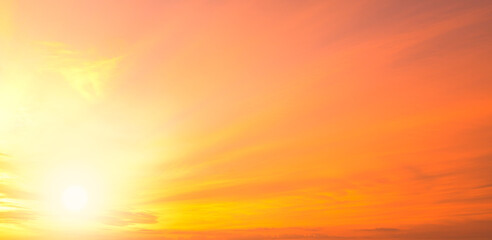 Obraz premium Golden sunset sky, Colorful orange, yellow, red sunlight sky cloud in evening in golden hour background 