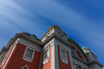 青空に映える歴史的建築物の壮大なフォルム
The Magnificent Form of a Historical Building Framed Against a Blue Sky