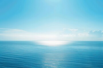 Obraz premium The ocean is calm and the sky is clear