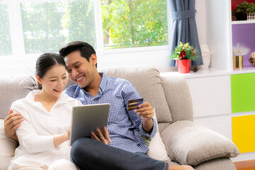 Fototapeta premium couple use credit card online shopping