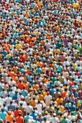 Obraz premium A vibrant crowd of people dressed in various colors gathers under bright daylight, showcasing a mix of cultures and camaraderie during a festive outdoor celebration