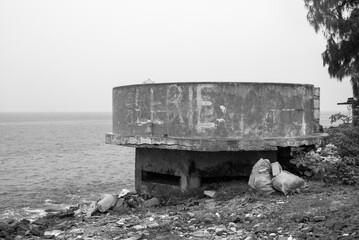 vue d'une rue sur l'&icirc;le de Gor&eacute;e un jour de pluie &agrave; Dakar au S&eacute;n&eacute;gal en Afrique de l'Ouest