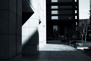 光と影が描く都会のジオメトリー
Urban Geometry Defined by Light and Shadow