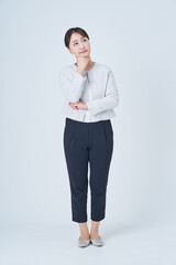 悩むビジネスウーマン